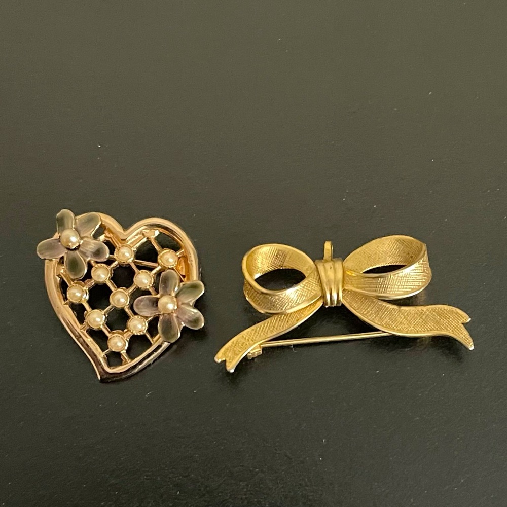 VINTAGE GOLD TONE FAUX PEARL HEART SHAPED PIN BROOCH AND RIBBON BROOCH GOLD
